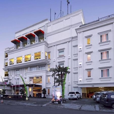 Hw Hotel Padang Bagian luar foto