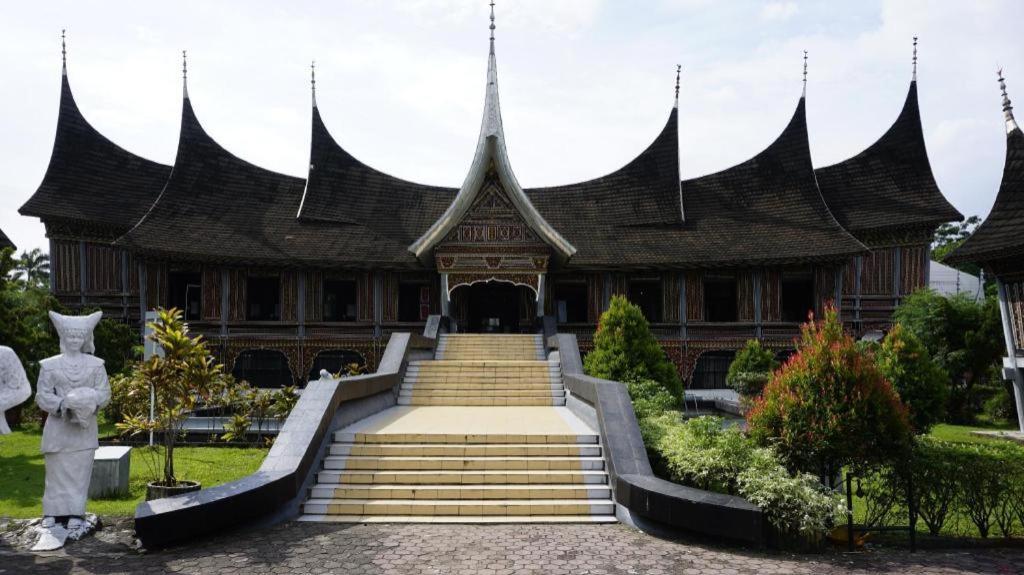 Hw Hotel Padang Bagian luar foto