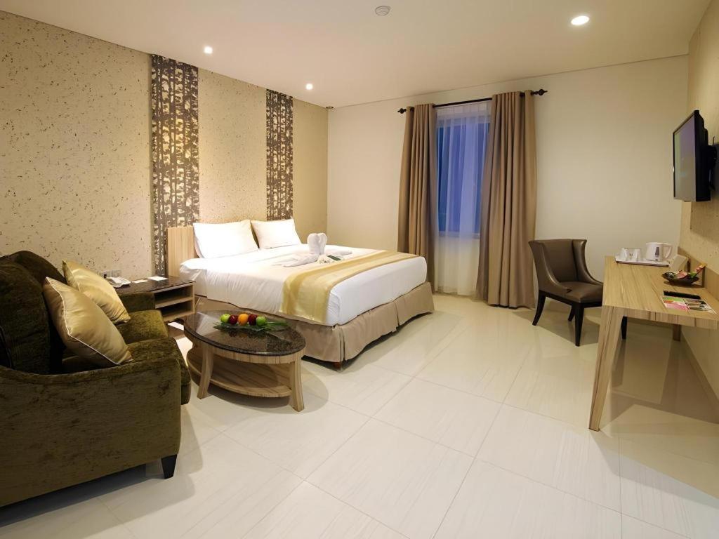 Hw Hotel Padang Bagian luar foto