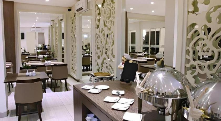 Hw Hotel Padang Bagian luar foto