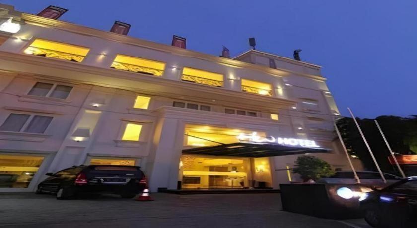 Hw Hotel Padang Bagian luar foto