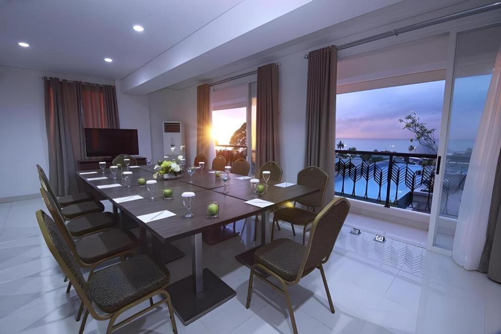 Hw Hotel Padang Bagian luar foto