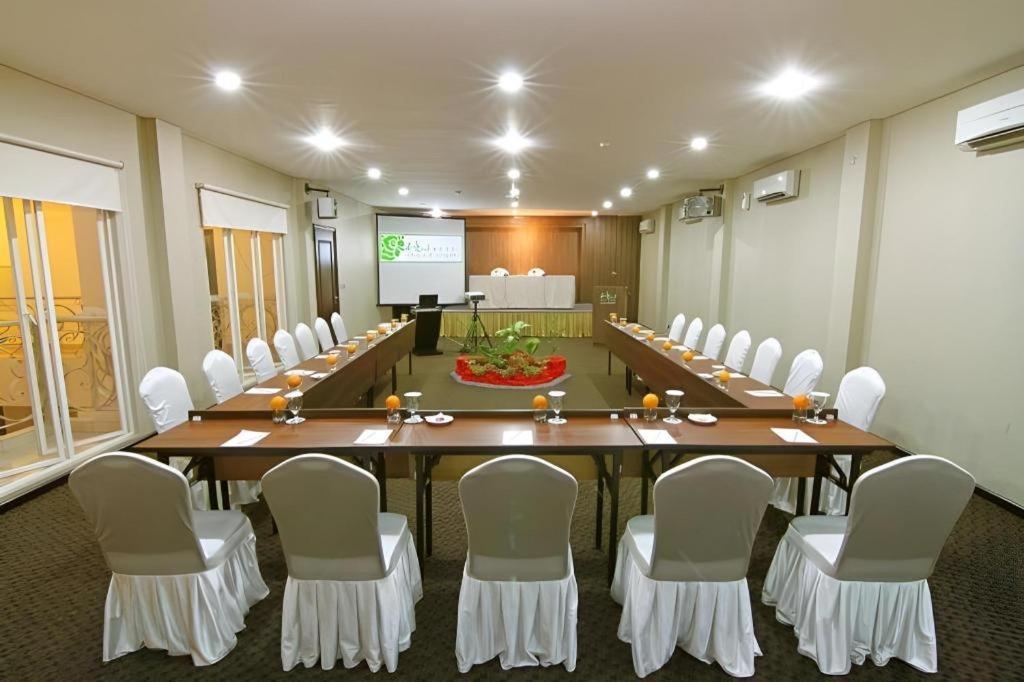 Hw Hotel Padang Bagian luar foto