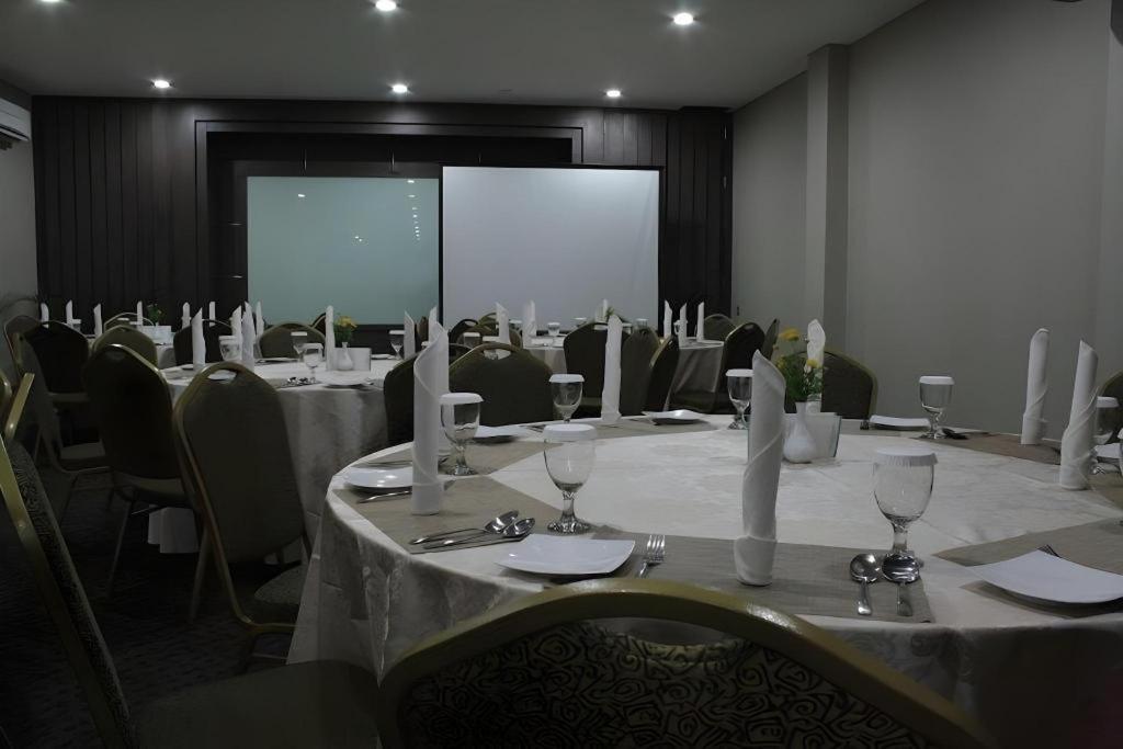 Hw Hotel Padang Bagian luar foto
