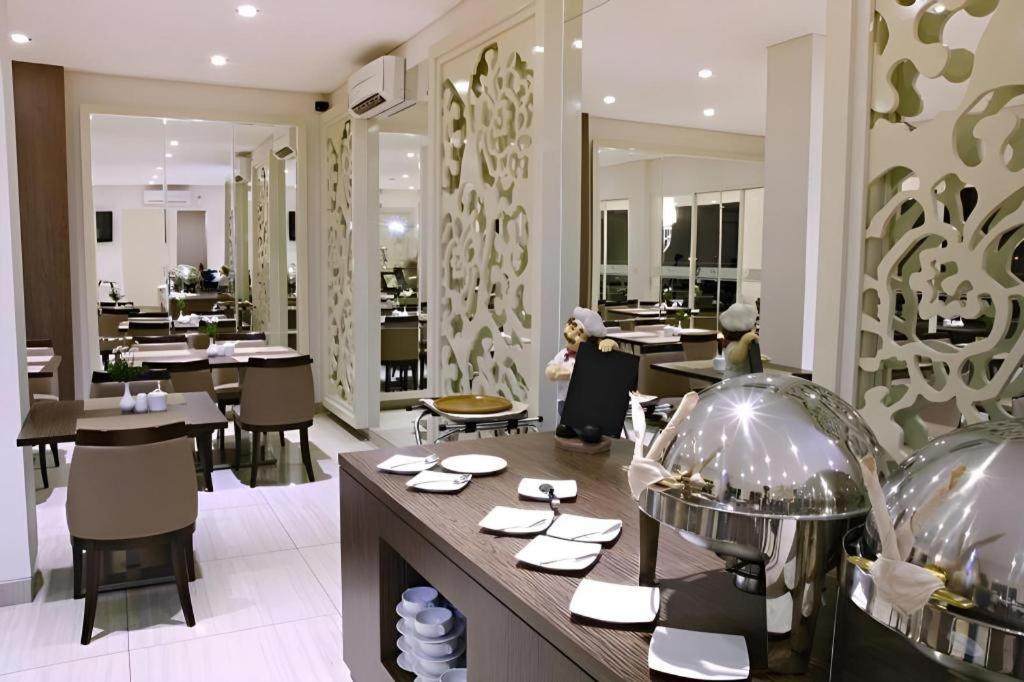 Hw Hotel Padang Bagian luar foto