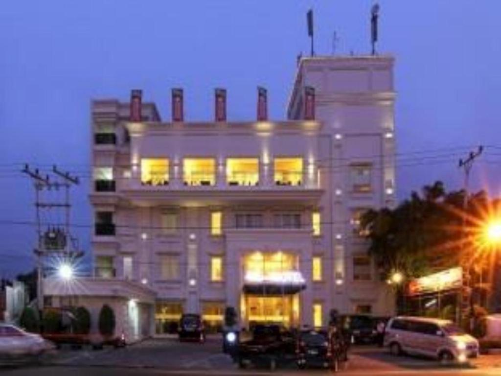 Hw Hotel Padang Bagian luar foto