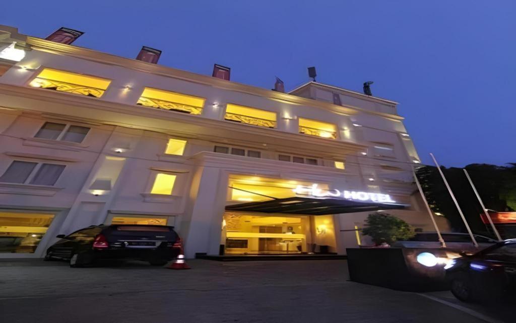 Hw Hotel Padang Bagian luar foto