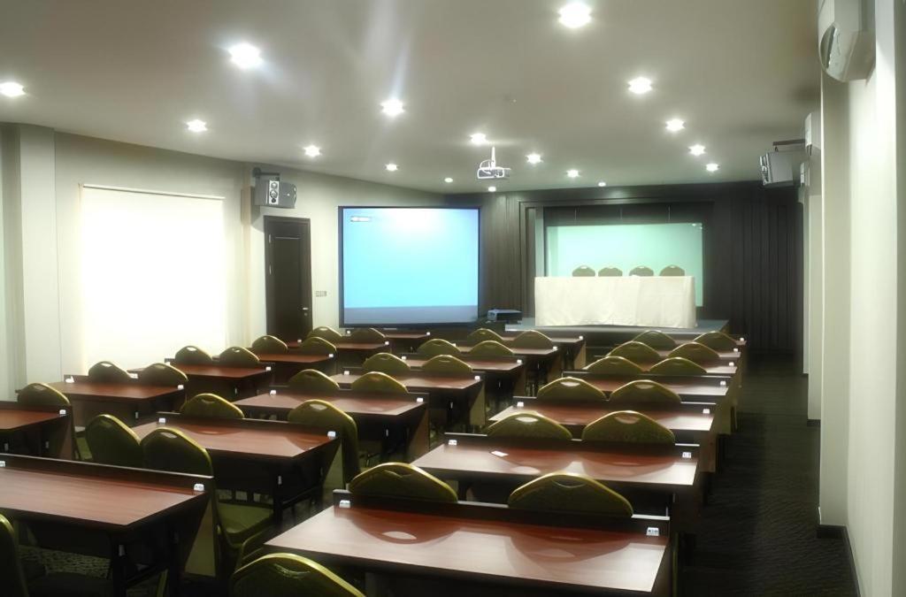 Hw Hotel Padang Bagian luar foto